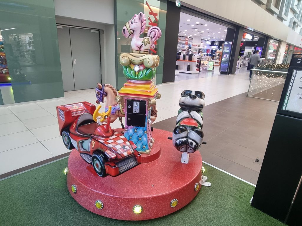 deciji crveni karusel